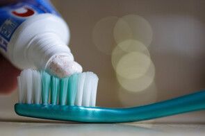 https://cdn.gdch.de/prod/csm_1280px_Toothpasteonbrush_Mikroplastik_Wikipedia_1af2240583_7da1563728.jpg