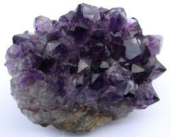 https://cdn.gdch.de/prod/csm_Amethyst_Druse_Wiki_kompri_8439531b1f_f2da963290.jpg