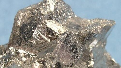 https://cdn.gdch.de/prod/csm_Antimony_201382_Wikipedia_a9e24e220e_19e1affa98.jpg