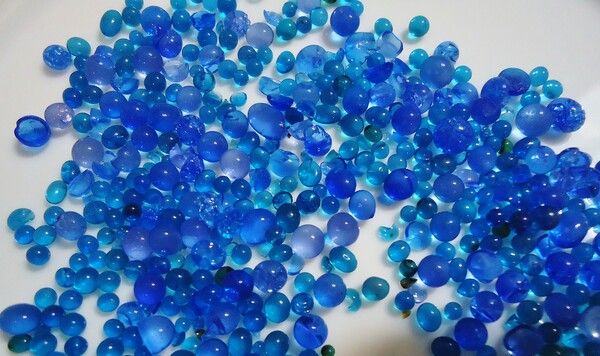 https://cdn.gdch.de/prod/csm_Blue_silica_gel_60b766dfed_44ba99b711.jpg