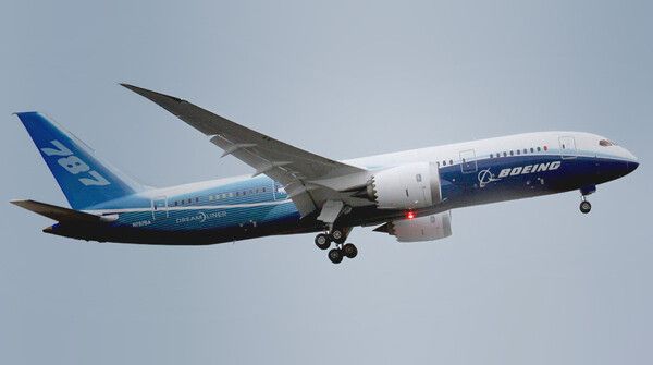 https://cdn.gdch.de/prod/csm_Boeing_787_8_Dreamlinner_Wikipedia_de62c39f3a_70aa370b44.jpg