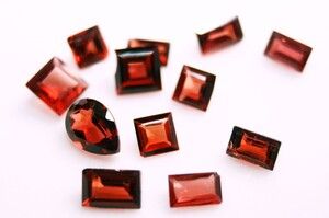 https://cdn.gdch.de/prod/csm_Cut_garnet_collection_Wikipedia_81a5bd0dff_4e191ef5f2.jpg