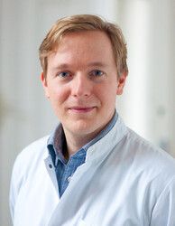 https://cdn.gdch.de/prod/csm_KW_47_Biemann_Portraitfoto_99ce3063cb_e5b224753f.jpg